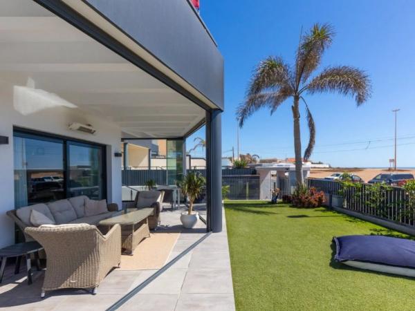 Casa independiente en avenida Alfredo Nobel, 141