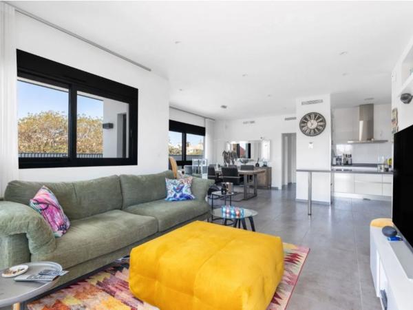 Casa independiente en avenida Alfredo Nobel, 141