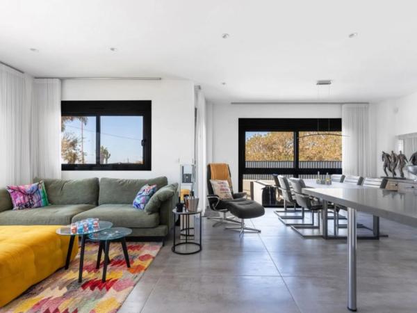 Casa independiente en avenida Alfredo Nobel, 141