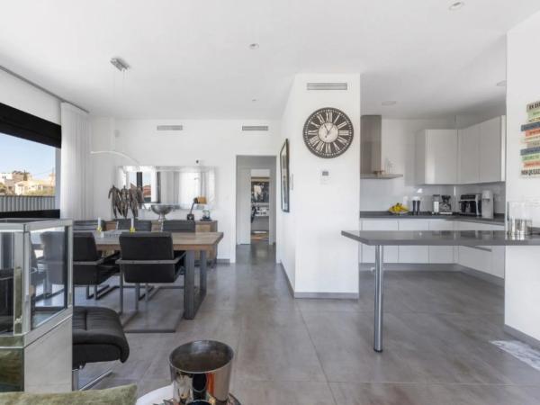 Casa independiente en avenida Alfredo Nobel, 141