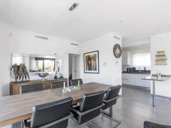 Casa independiente en avenida Alfredo Nobel, 141