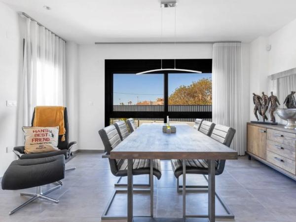 Casa independiente en avenida Alfredo Nobel, 141