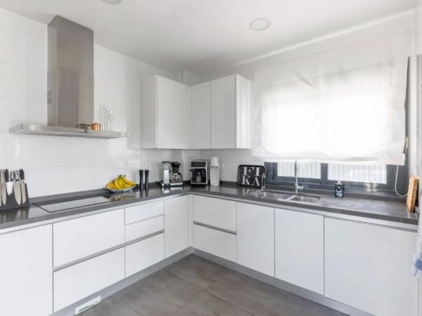 Casa independiente en avenida Alfredo Nobel, 141