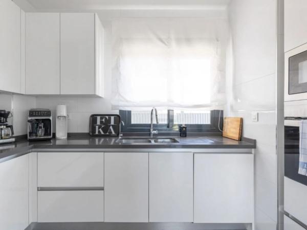 Casa independiente en avenida Alfredo Nobel, 141