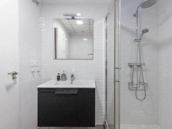 Casa independiente en avenida Alfredo Nobel, 141