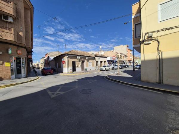 Edificio de uso mixto en avenida de la Constitución