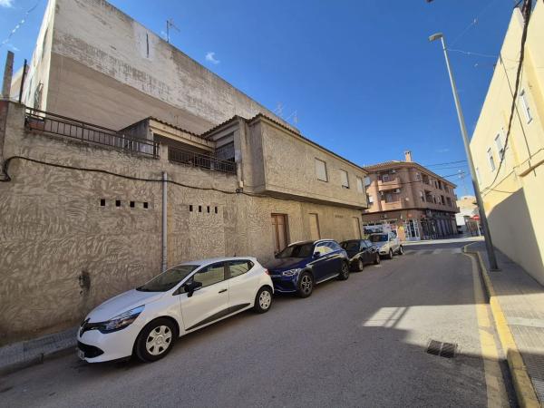 Edificio de uso mixto en avenida de la Constitución