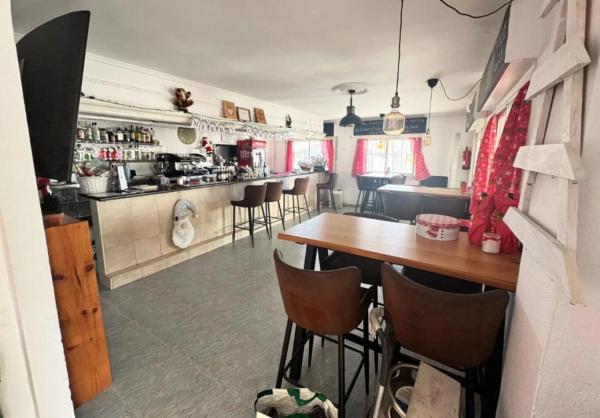 Edificio comercial en plaza Sierra Castilla