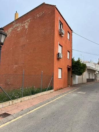 Edificio de uso mixto en calle Carmen Conde, 10
