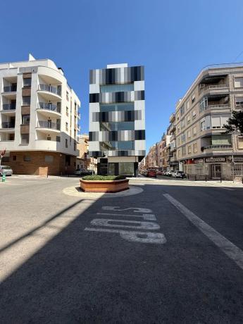 Edificio de uso mixto en calle Unión Musical Torrevejense, 2