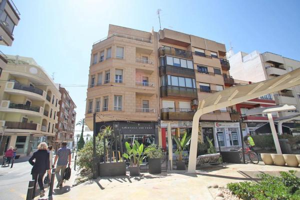 Edificio de uso mixto en calle Clemente Gosálvez, 5