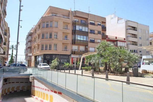 Edificio de uso mixto en calle Clemente Gosálvez, 5