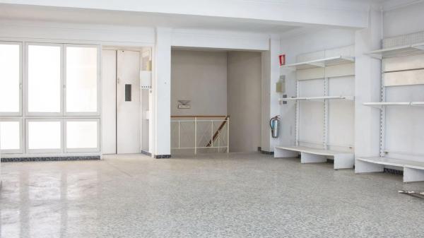 Edificio de uso mixto en calle Ramón Gallud