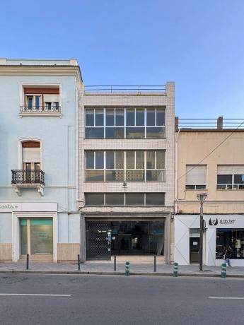 Edificio de uso mixto en calle Ramón Gallud