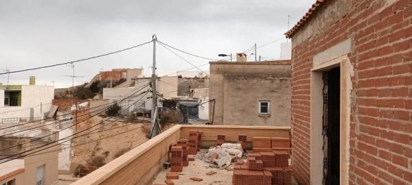 Edificio de uso mixto en calle Sant Isidre San Isidro