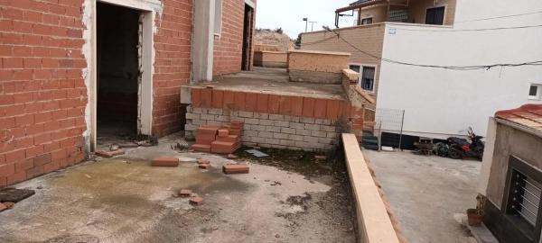 Edificio de uso mixto en calle Sant Isidre San Isidro