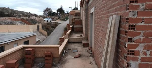 Edificio de uso mixto en calle Sant Isidre San Isidro