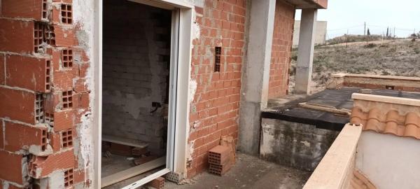 Edificio de uso mixto en calle Sant Isidre San Isidro