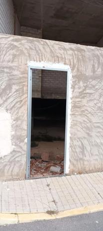 Edificio de uso mixto en calle Sant Isidre San Isidro