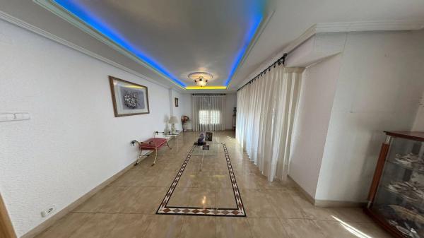 Edificio de uso mixto en avenida de Novelda