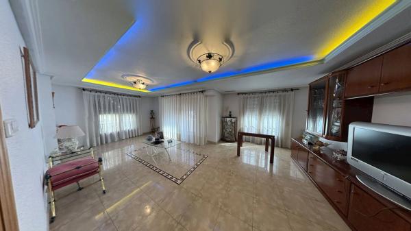 Edificio de uso mixto en avenida de Novelda