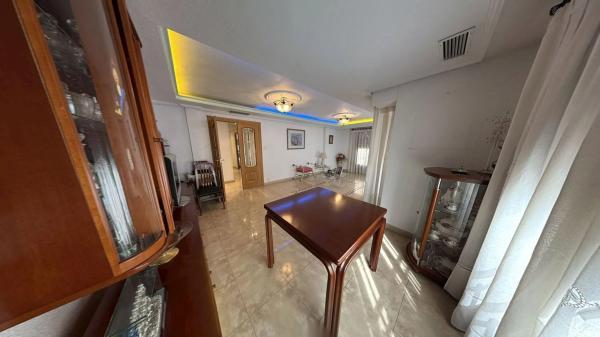 Edificio de uso mixto en avenida de Novelda