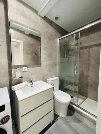 Edificio de uso mixto en calle Blas Valero, 88