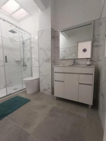 Edificio de uso mixto en calle Blas Valero, 88