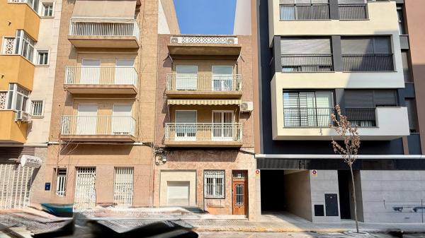 Edificio de uso mixto en calle Blas Valero, 88