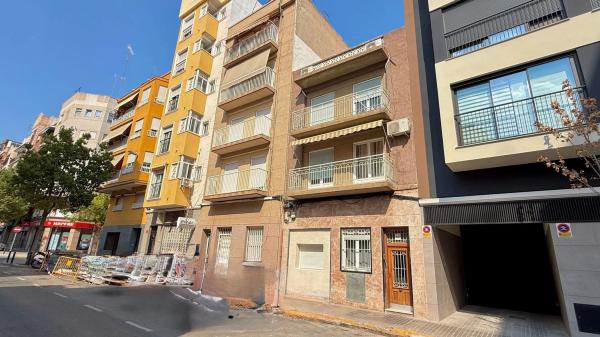Edificio de uso mixto en calle Blas Valero, 88