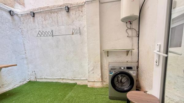 Edificio de uso mixto en calle Blas Valero, 88