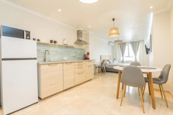 Edificio de uso mixto en calle Carreters