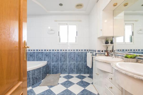 Edificio de uso mixto en calle Carreters