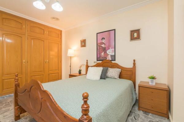 Edificio de uso mixto en calle Carreters