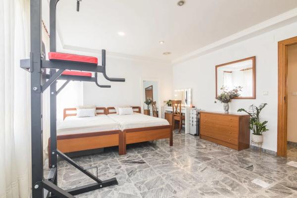 Edificio de uso mixto en calle Carreters