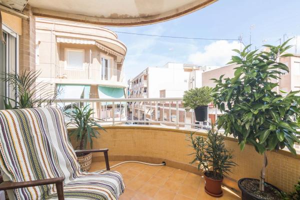 Edificio de uso mixto en calle Carreters