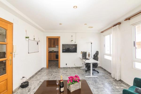 Edificio de uso mixto en calle Carreters