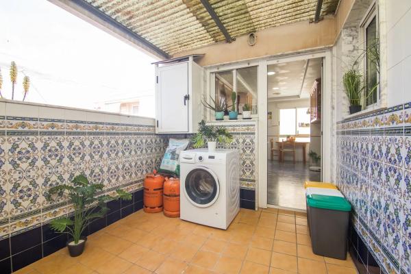 Edificio de uso mixto en calle Carreters