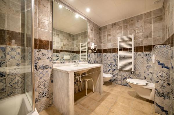 Edificio de uso mixto en avenida del Pais Valencia, 28