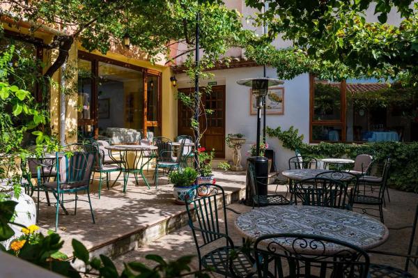 Edificio de uso mixto en avenida del Pais Valencia, 28