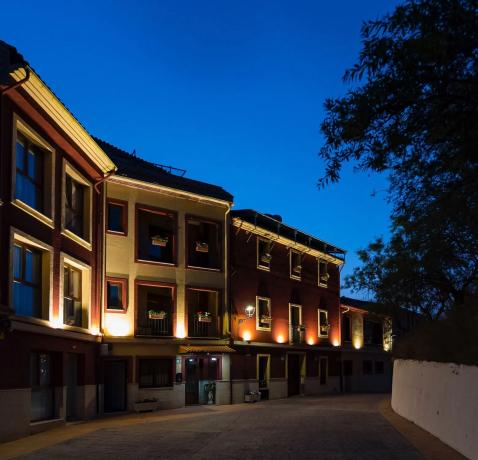 Edificio de uso mixto en avenida del Pais Valencia, 28