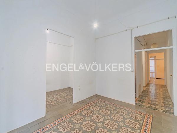 Edificio de uso mixto en calle José Gutiérrez Petén, 3