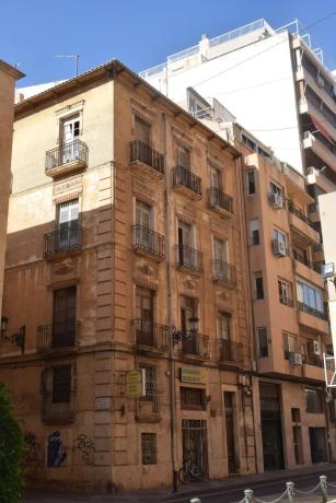 Edificio de uso mixto en calle Gravina, 15