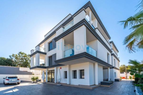 Edificio en calle del Periodista Adrián López