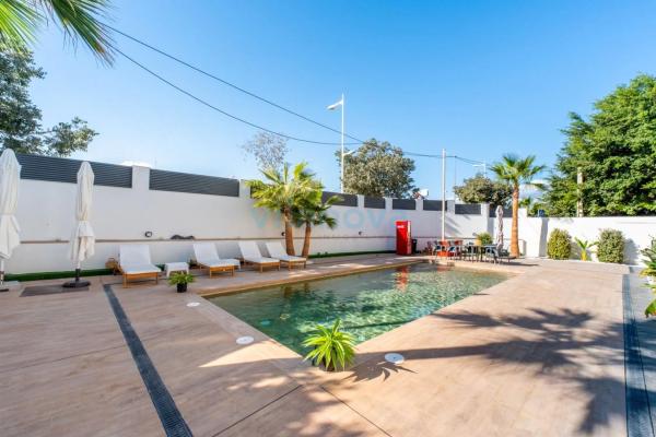 Edificio en calle del Periodista Adrián López