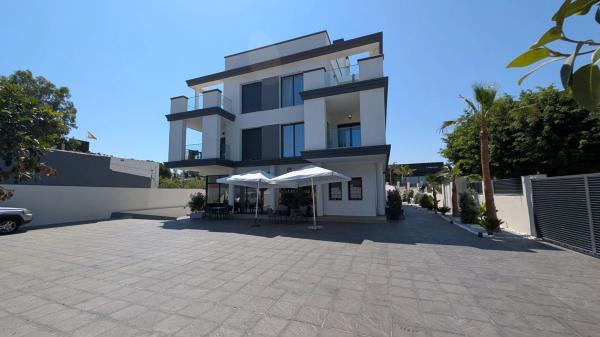 Edificio hotelero en calle del Periodista Adrián López