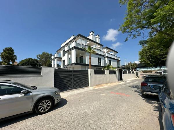 Edificio en calle del Periodista Adrián López, 2