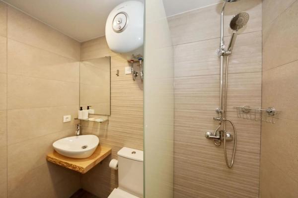 Edificio de uso mixto en calle Elisa Tomàs Yusti, 45