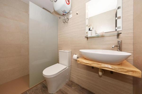 Edificio de uso mixto en calle Elisa Tomàs Yusti, 45