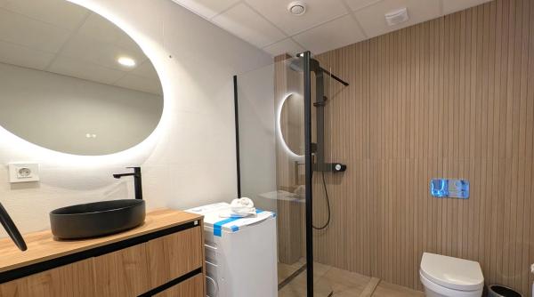 Edificio hotelero en calle del Periodista Adrián López, 2